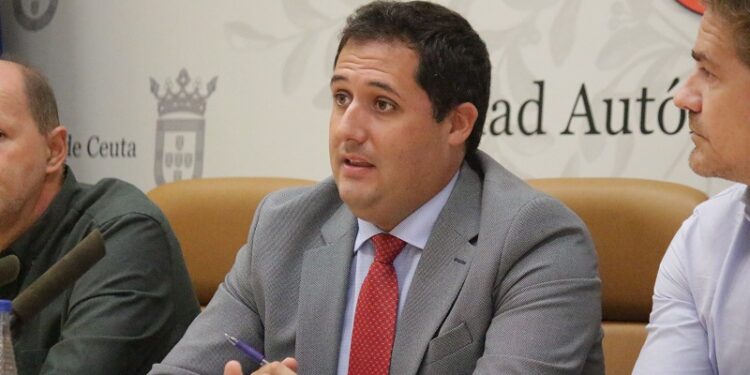 Consejero de Fomento y Turismo con Karim Bulaix y el presidente del Club de Monta&ntilde;a Anyera./ FOTO REDUAN