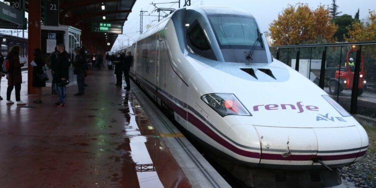 Renfe desmiente que se produzca reventa de abonos