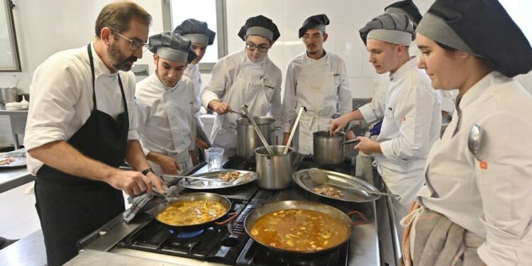 Restaurante, aula hotel y agencia de viajes para las prácticas de alumnos de FP en el Grau de Castelló