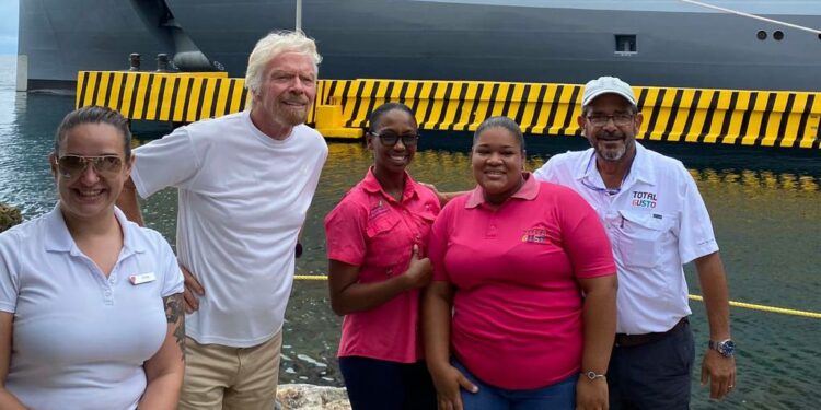 Richard Branson recorrió Roatán, Honduras a bordo de uno de sus cruceros