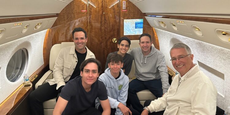 Salinas Pliego presume viaje en jet privado a Abu Dhabi y Qatar