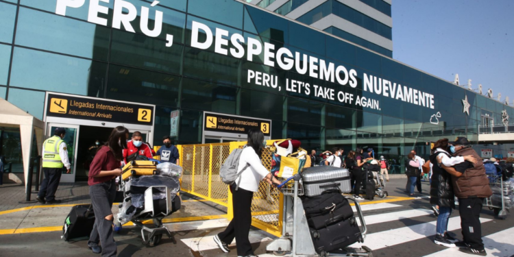 Se normaliza salida de vuelos en el aeropuerto Jorge Chávez de Lima, pero siguen quejas por reprogramación de viajes. (Andina)