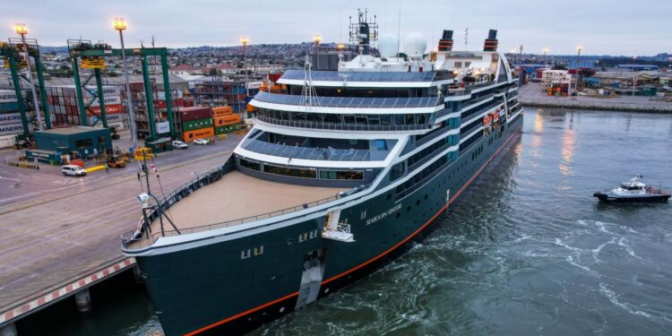 Seabourn Venture inaugura temporada de cruceros 2022-2023 en Puerto San Antonio