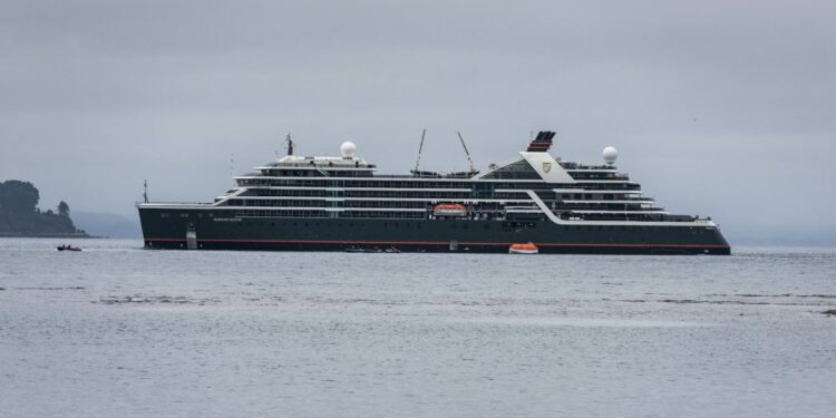 Seabourn Venture visita por primer vez la Región de Los Lagos e inaugura temporada de cruceros de Empormontt