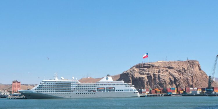 Silver Whisper arriba con más de 400 personas al Puerto de Arica