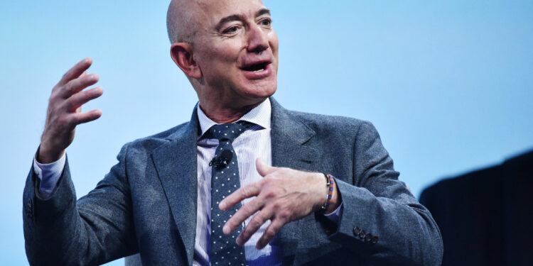 Jeff Bezos, fundador de Amazon, pide que se guarde el dinero y se espere para realizar grandes compras