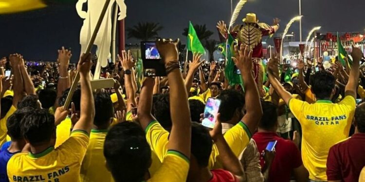 Fanáticos de la selección nacional de Brasil festejaban durante la previa al torneo.