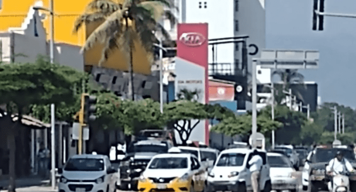 Taxi vs Mototaxi en el crucero de Las Brisas