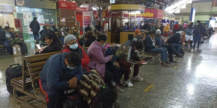 Terminal de Buses suspende viajes a Santa Cruz debido a bloqueos - El Diario