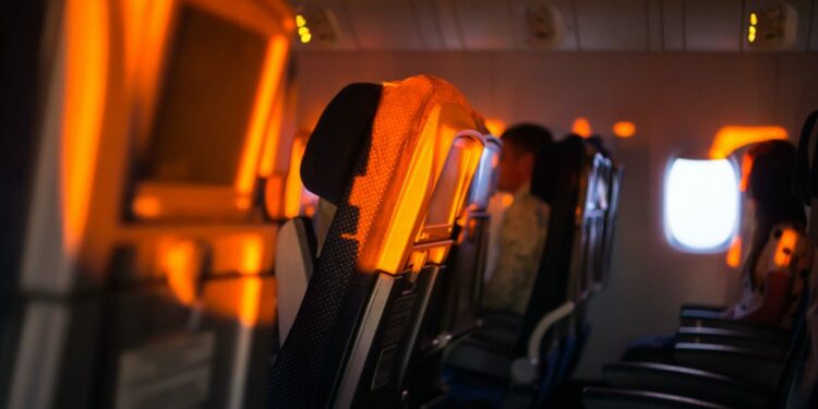 Tips para dormir bien en un avión según un experto