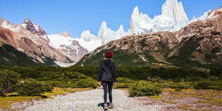 Chica viajando sola en Argentina caminando en El Chaltén