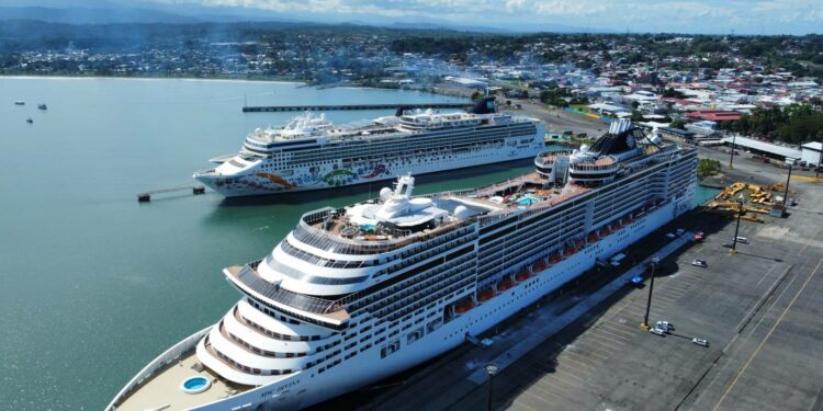 Tres cruceros con 5.000 turistas beneficiaron economía limonense este jueves