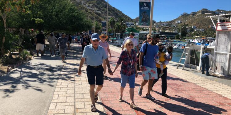 Triple arribo de cruceros trae a 9 mil visitantes a CSL