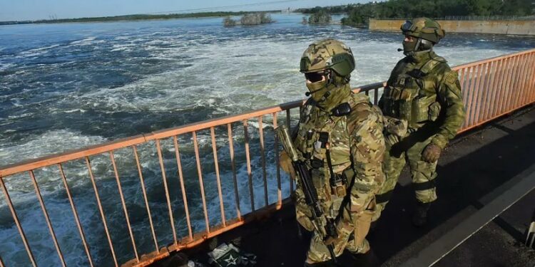 Soldados rusos en la presa de Nova Kajovka.
