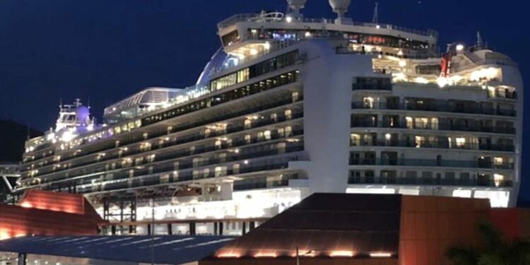 Un crucero que partió de La Palma hacia Fuerteventura regresa a puerto tras sufrir un infarto un pasajero
