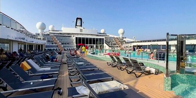 Un inmenso crucero sirve de hotel flotante para los fans que ya llegan a Catar para el Mundial