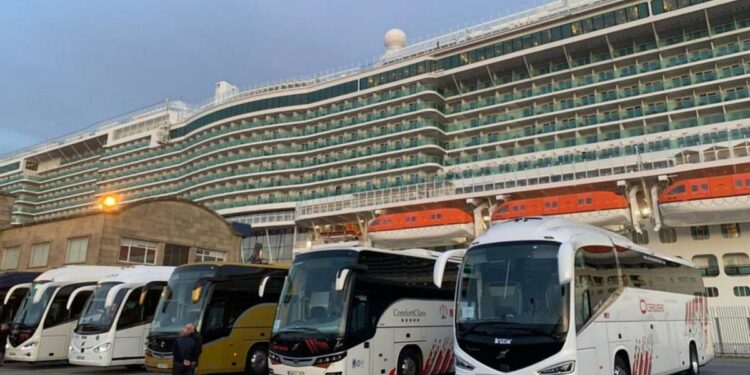 Una flotilla  de autobuses espera a los cruceristas del “Iona”, ayer, en A Laxe para excursiones por Galicia.