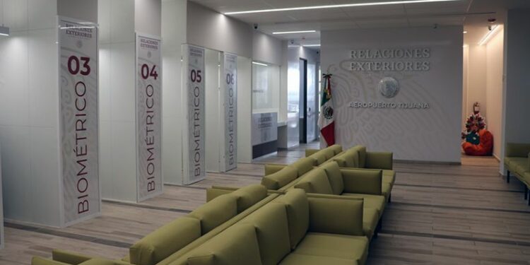 VIDEO:Inaugura Ebrard oficina exprés de pasaportes en Aeropuerto de TJ