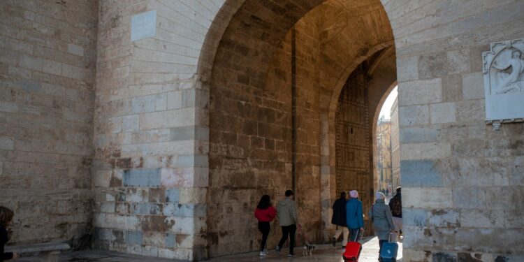 Gente paseando por el centro de València