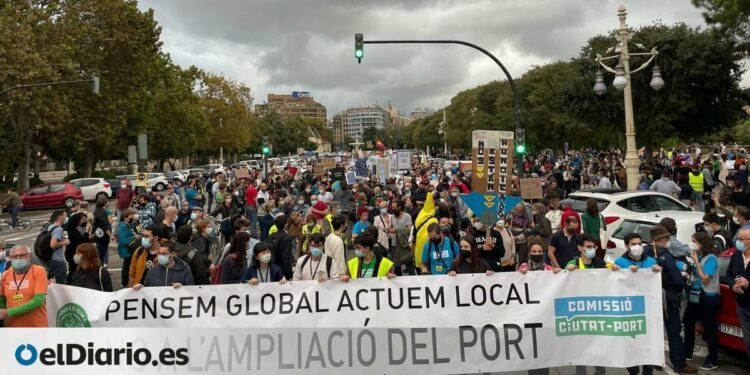 Vecinos y ecologistas impugnan en los tribunales la concesión a Baleària de la terminal de cruceros del Puerto de València