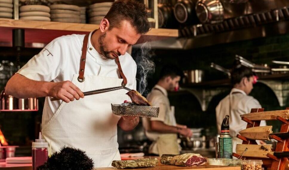 fatih tutak cocinando