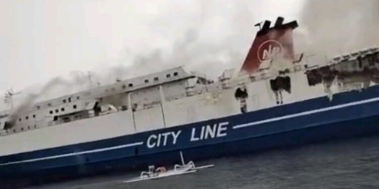 Videos: un crucero con cientos de turistas se incendió frente a las costas de Bali