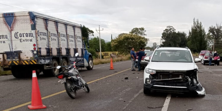Violenta colisión en el crucero de Mitla