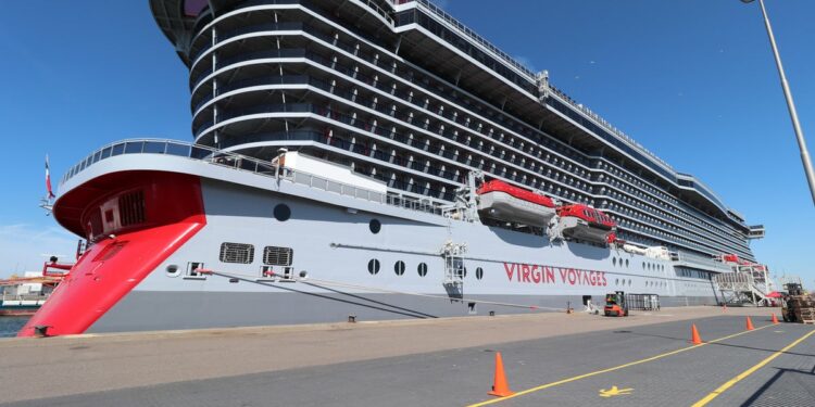 Virgin Voyages compensa a un pasajero ciego luego de haberlo expulsado de un crucero