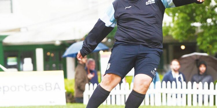 Guillermo Sandoval, el vecino de Ezeiza que la rompe jugando al footgolf.