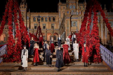 Las modelos que desfilaron en la plaza de España de Sevilla para Dior