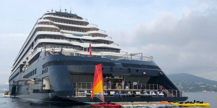 El Evrima, el yate de lujo que ha llegado a Tenerife: el pasaje más barato cuesta más de 7.000 euros