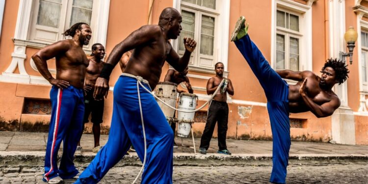 Capoeira en las calles de Salvador de Bahía, Brasil