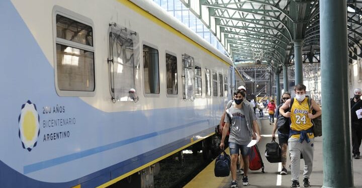 Turistas aguardando para tomar el tren. Foto Fernando de la Orden.
