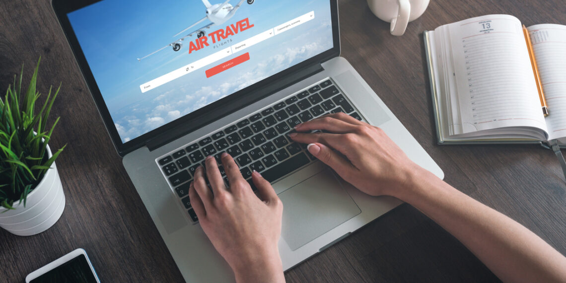 Persona buscando billete de avión. *Landing page design made by author