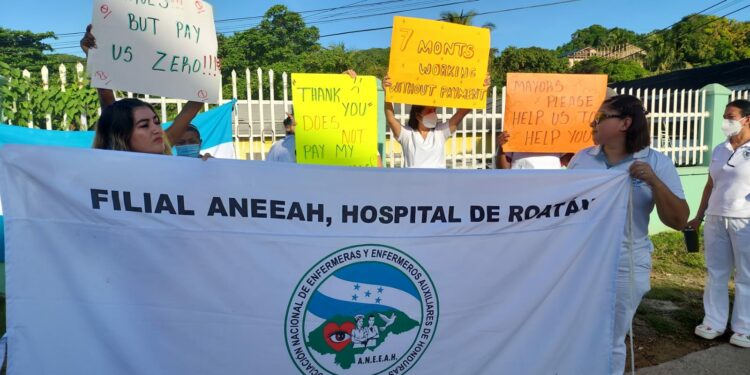 ¡Con pancartas en inglés! Enfermeras protestan frente a Puerto de Cruceros en Roatán