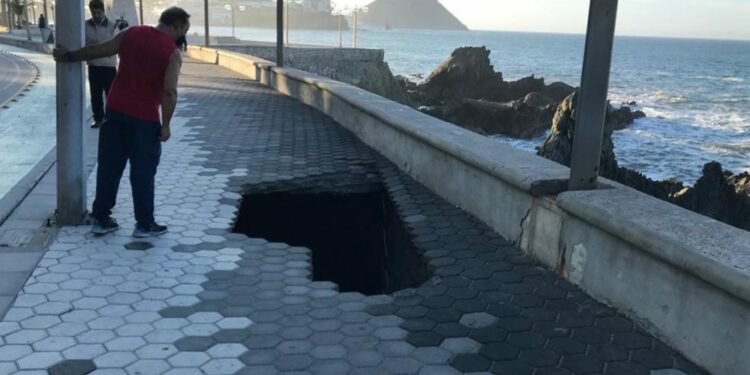 ¡Cuidado! Se abre socavón en zona turística de Mazatlán