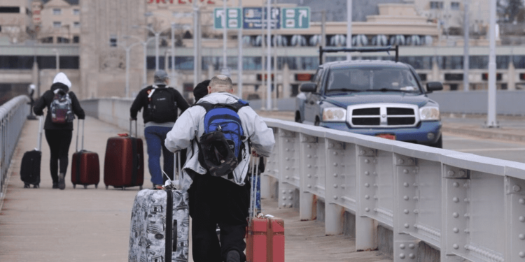 ¿Cómo puedes cruzar de Tijuana a San Diego caminando?