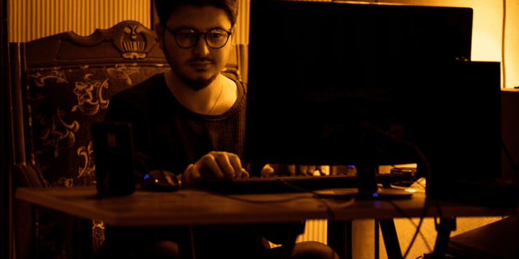 ¿Es más barato comprar vuelos al medio día o en la noche?