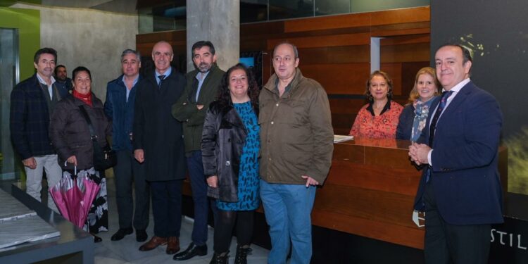 El alcalde de Sevilla, Antonio Muñoz, en el punto de información turística en el Castillo de San Jorge, en Triana. SEVILLA CITY OFFICE