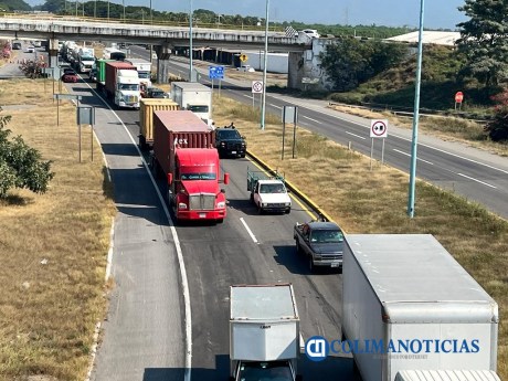 Caos vial en el crucero de Tecomán por obra de reparación de puente
