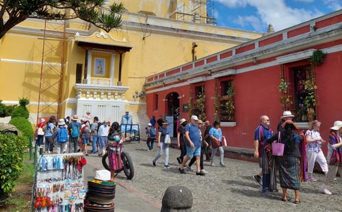 Los visitantes conocieron la Iglesia de la Merced. (Foto: Inguat)