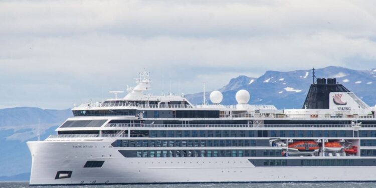 Un muerto luego que "ola gigante" impactara a crucero