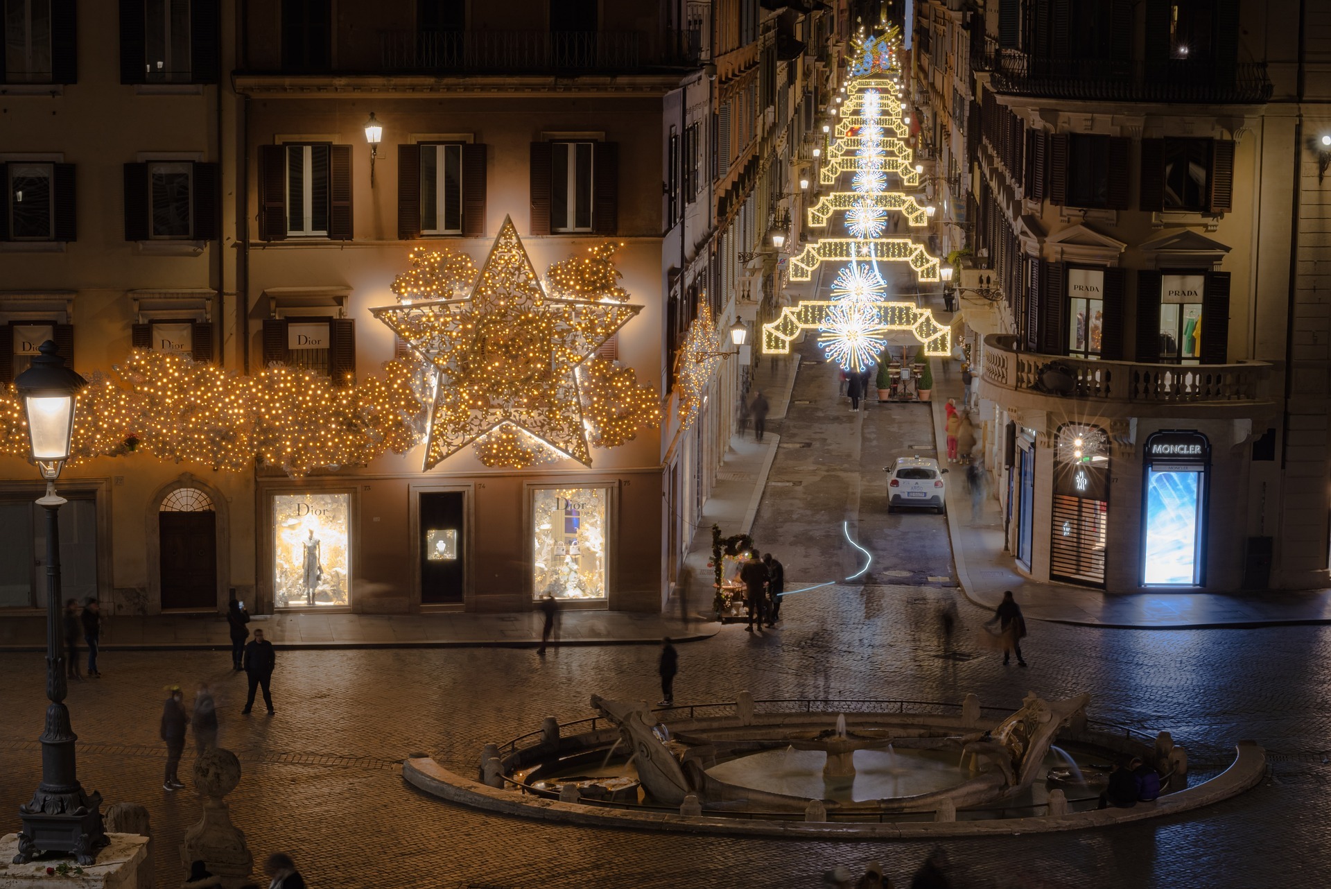 La compra de golosinas, adornos y regalos navideños en el extenso mercado navideño de Piazza Navona es el sitio ideal para cruzarse con los romanos