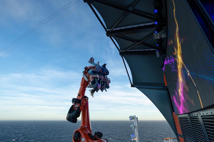 Con capacidad para tres pasajeros a la misma vez, Robotron brinda unas vistas de 360 grados, mientras se mueven en diferentes direcciones, a una altura de 175 pies a nivel del mar.