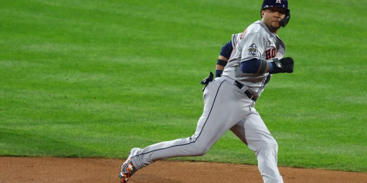 3 posible destinos para Yuli Gurriel en el 2023