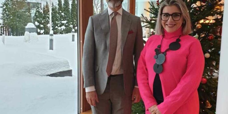 Mari Carmen Sánchez, junto al embajador de España en Finlandia.