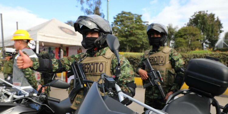 Soldados de la Décima Tercera Brigada del Ejército Nacional, en el marco de la campaña Viaje Seguro su Ejército está en la Vía, estarán desplegados en un dispositivo que cubrirá los principales corredores viales de Cundinamarca y las entradas y salidas de Bogotá.