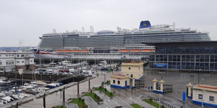 A Coruña recibe al Iona, el sexto crucero más grande del mundo