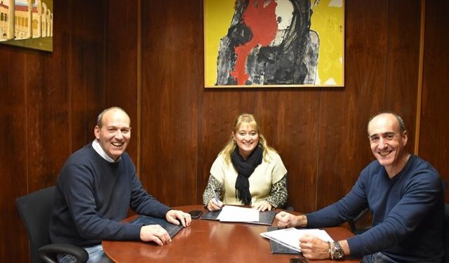 De izda a dcha, Abad, Jiménez y Rivas abordan el proyecto de Cruceros Fluviales.