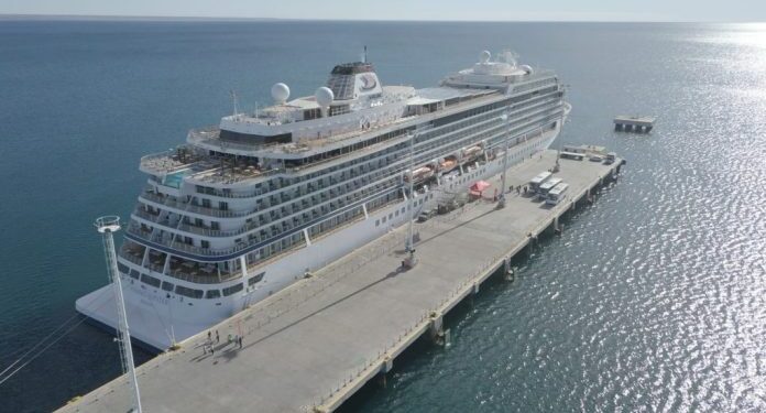 AMARRÓ EL PRIMER CRUCERO GRANDE DE LA TEMPORADA